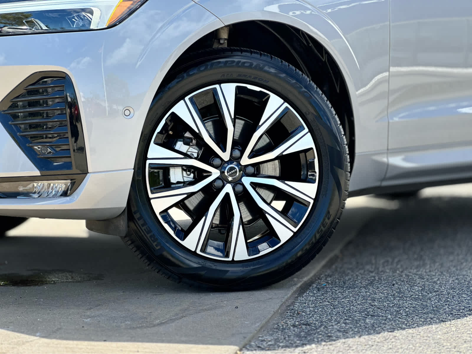 2025 Volvo XC60 B5 Plus photo 4
