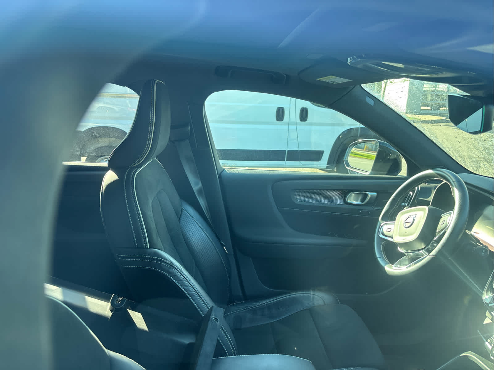 2021 Volvo XC40 Recharge Twin P8 photo 2