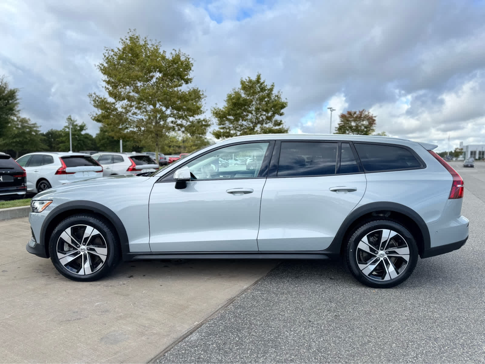 2024 Volvo V60 Cross Country B5 Plus photo 4