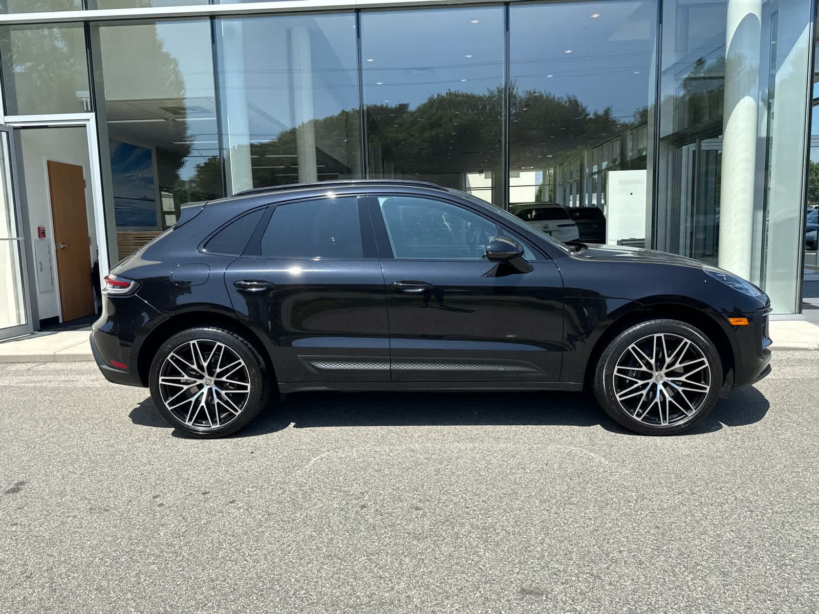 2024 Porsche Macan T photo 2