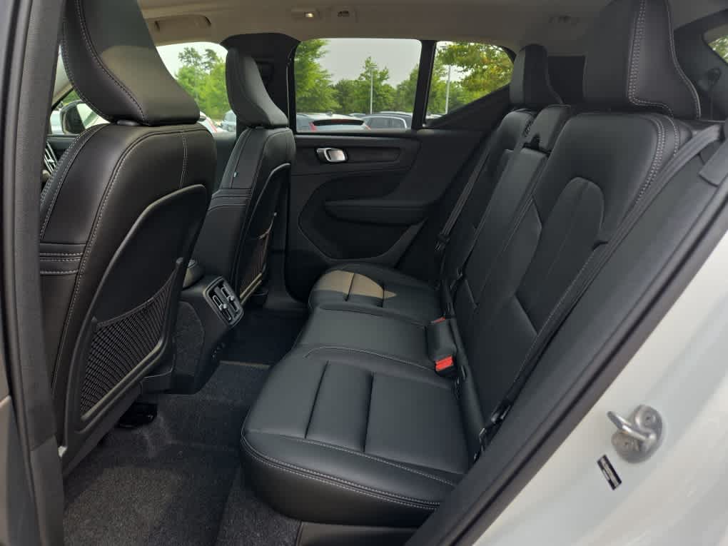 2026 Volvo XC40 Plus - Photo 24