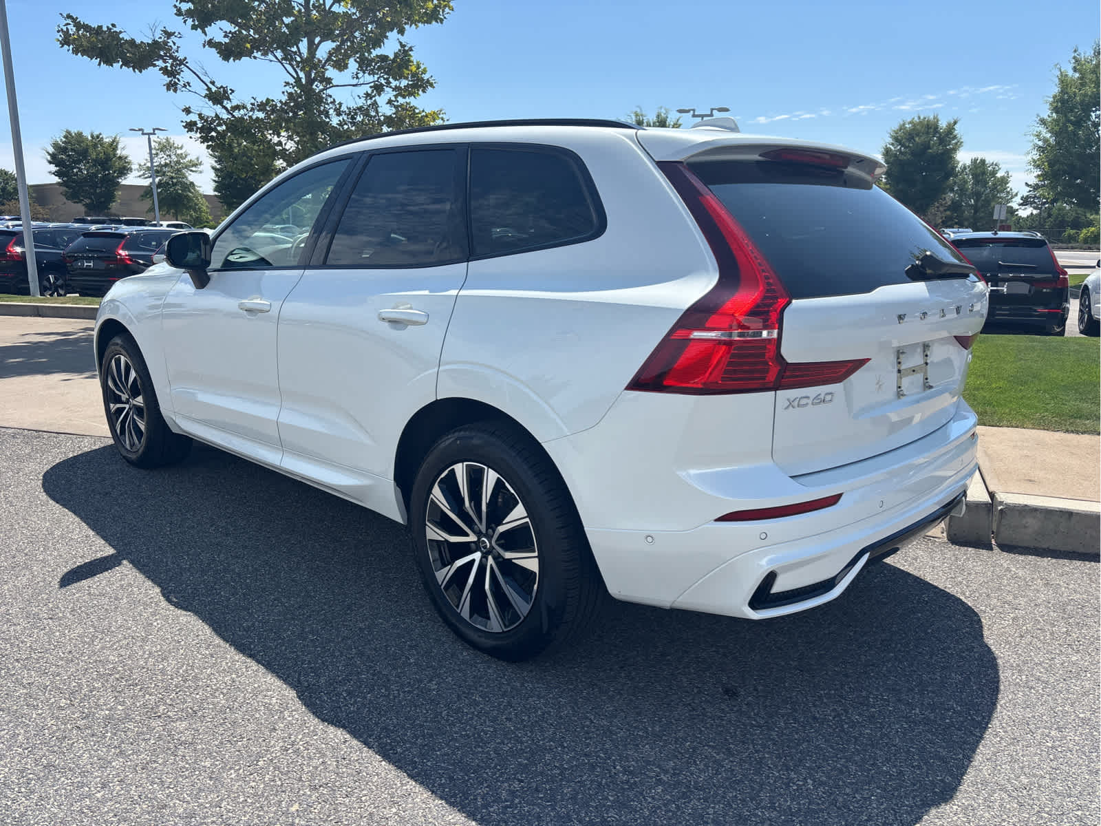2025 Volvo XC60 B5 Plus photo 2