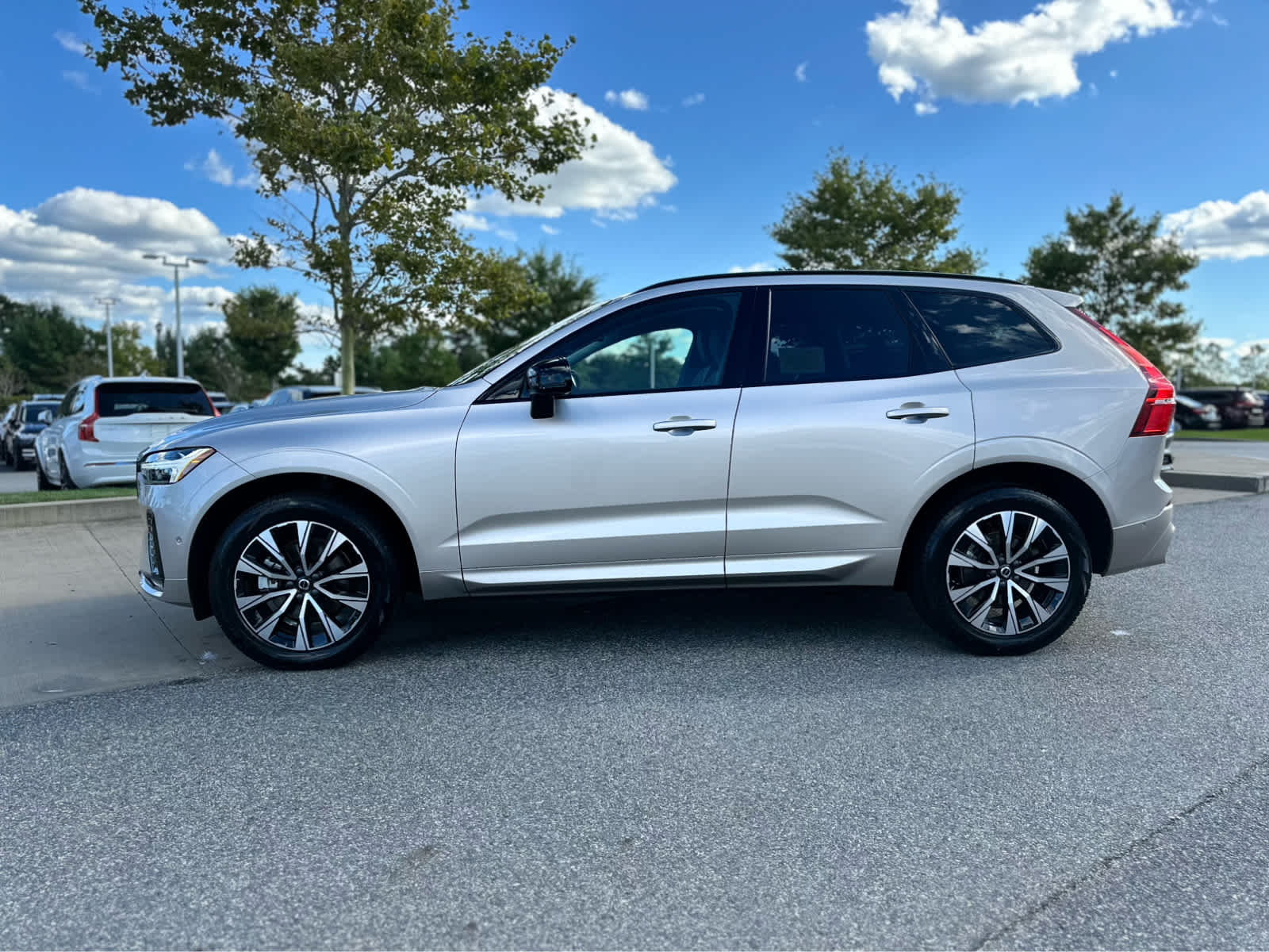 2025 Volvo XC60 B5 Plus photo 3
