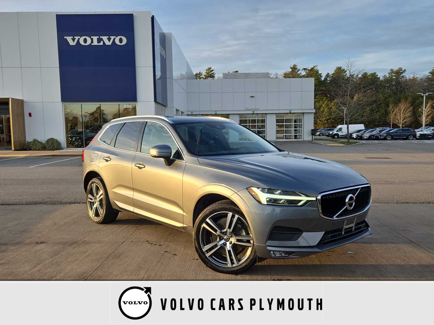 2021 Volvo XC60 Momentum's photo