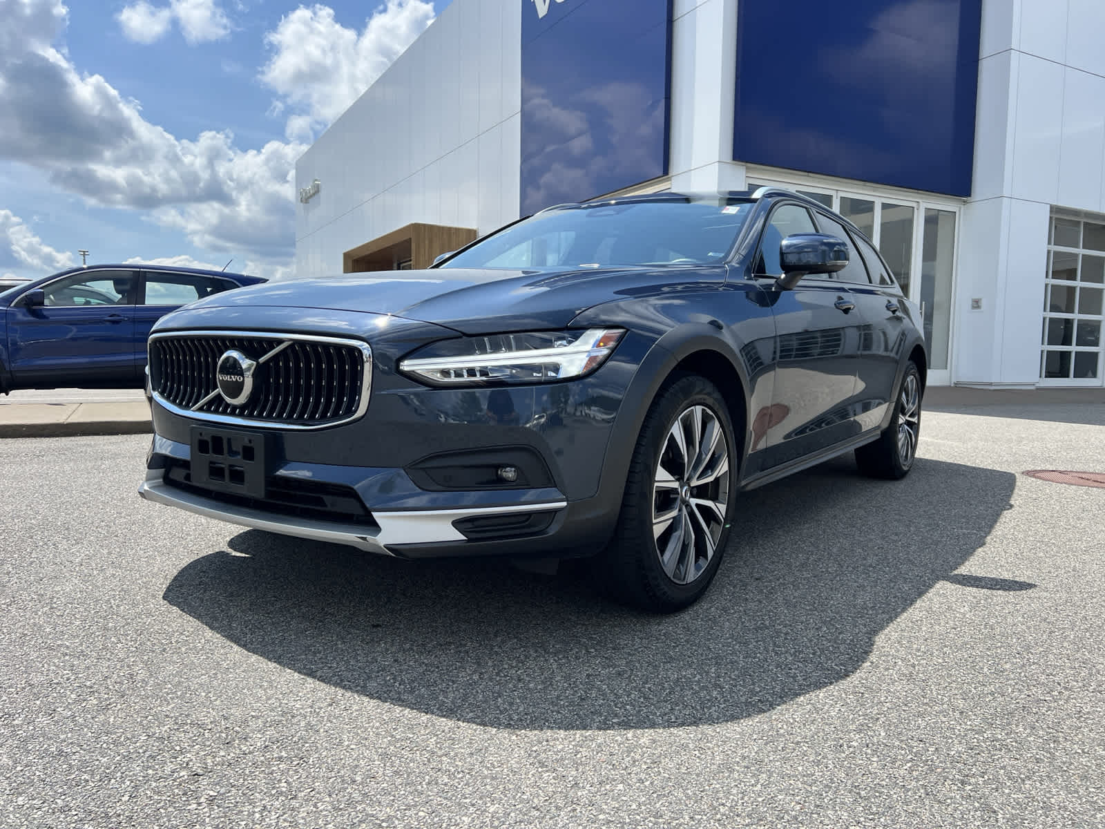 Used 2022 Volvo V90 Cross Country Base with VIN YV4062NL0N1147317 for sale in Plymouth, MA