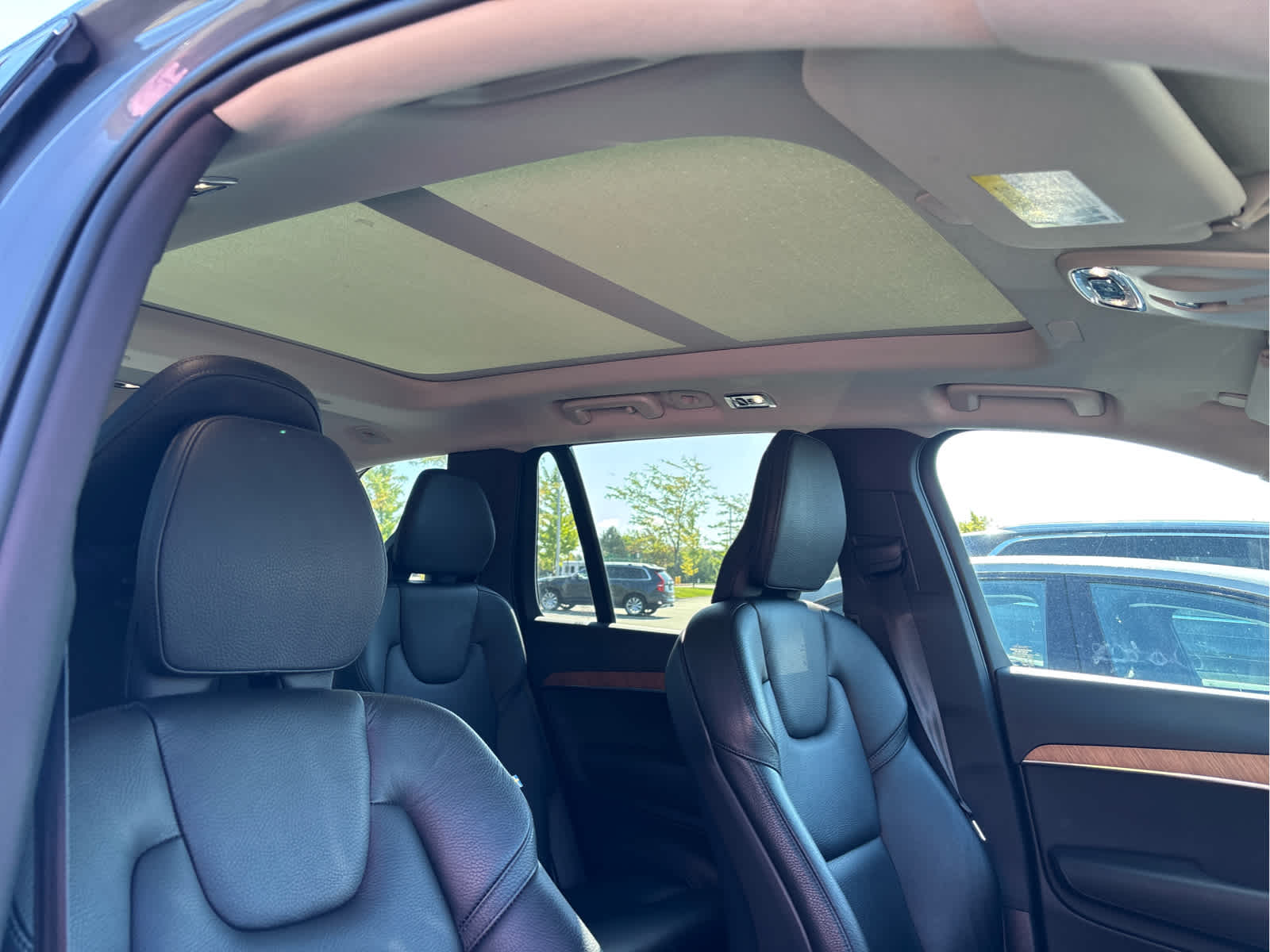 2022 Volvo XC90 T6 AWD Momentum photo 2