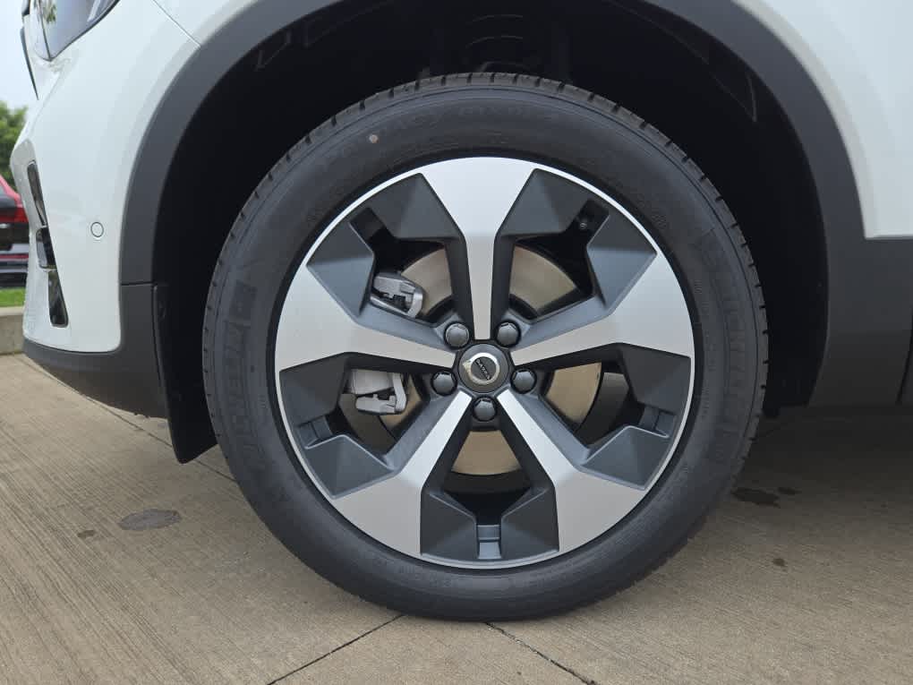 2026 Volvo XC40 Plus photo 2