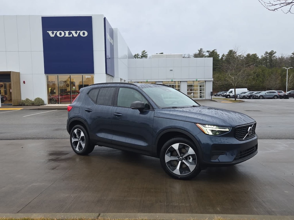 New 2026 Volvo XC40 B5 Core SUV