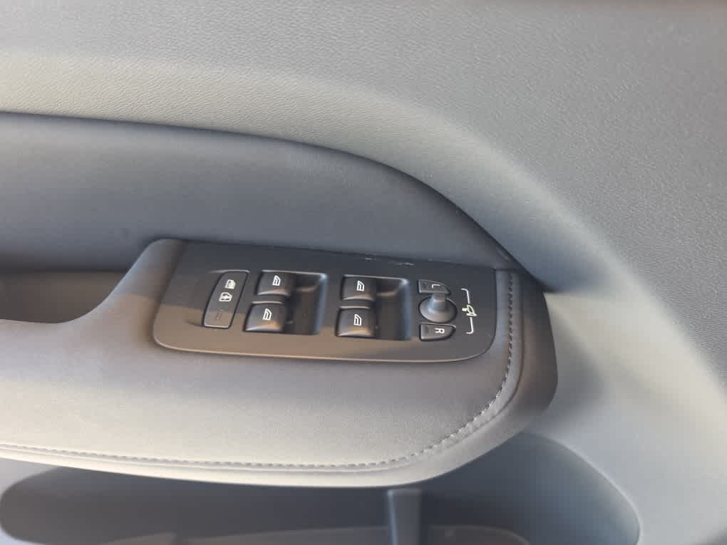 2026 Volvo XC60 Plus - Photo 18