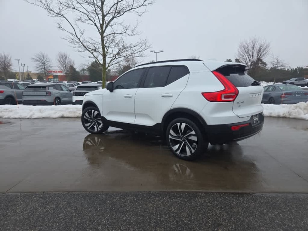 Used 2023 Volvo XC40 B5 AWD Plus Dark SUV