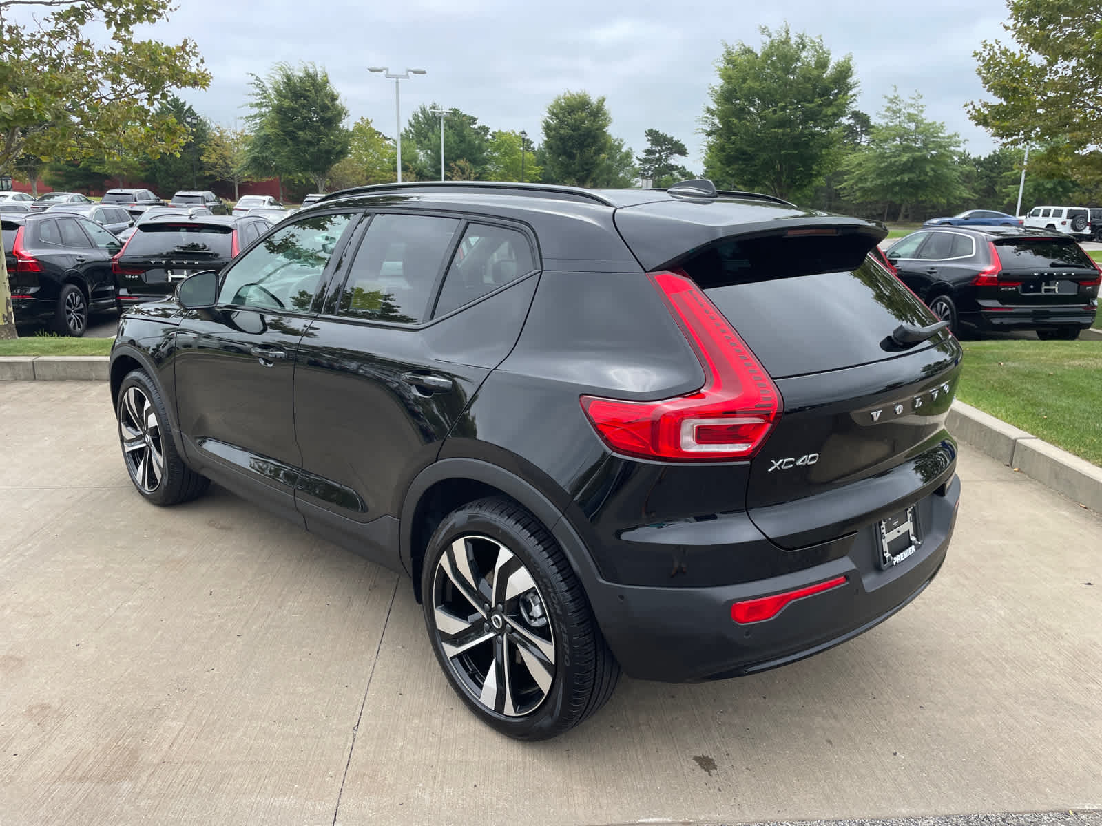 2025 Volvo XC40 Plus photo 3