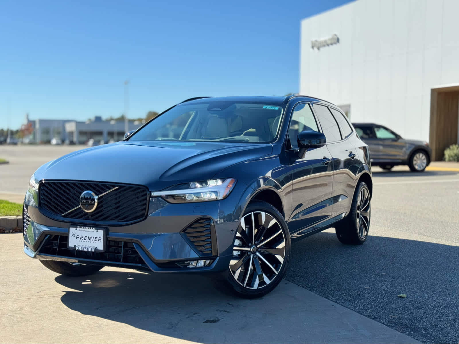 2026 Volvo XC60 B5 photo 2
