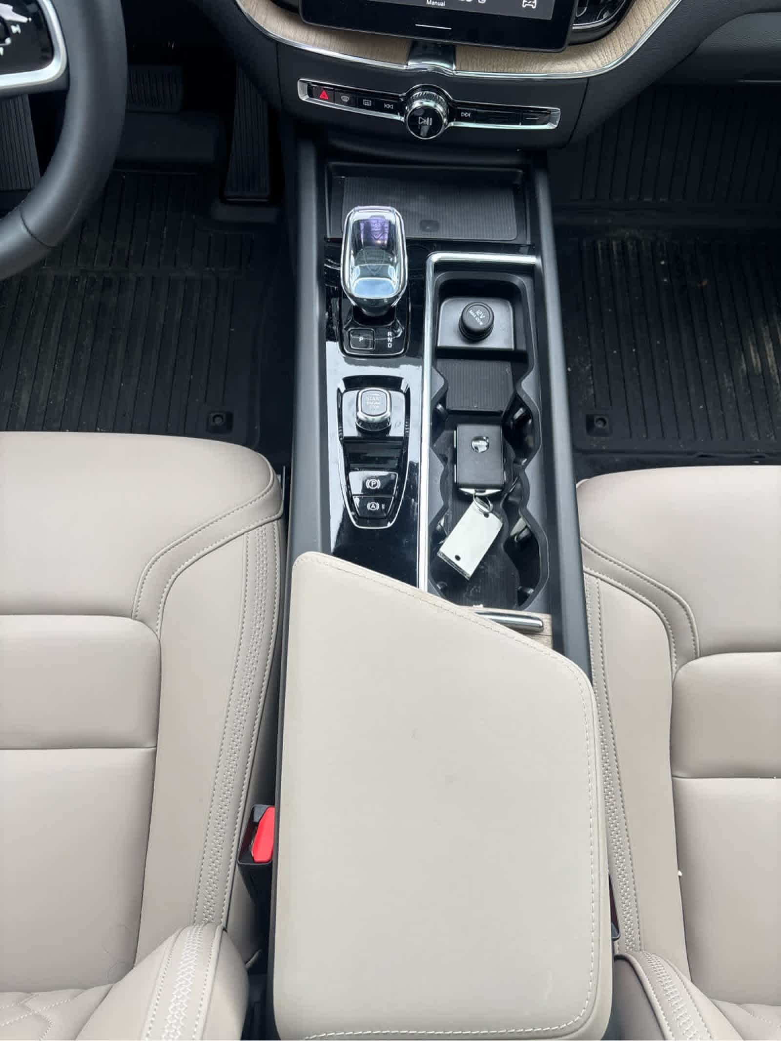 2026 Volvo XC60 Plus - Photo 31