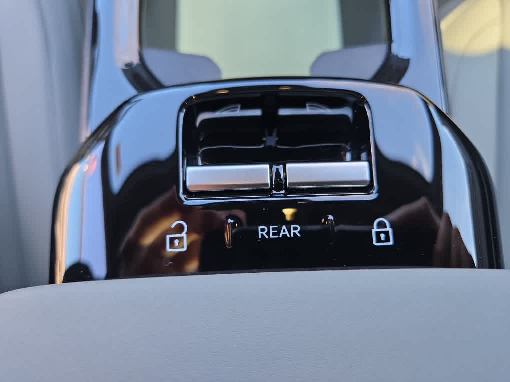 2025 Volvo EX30 Plus - Photo 20
