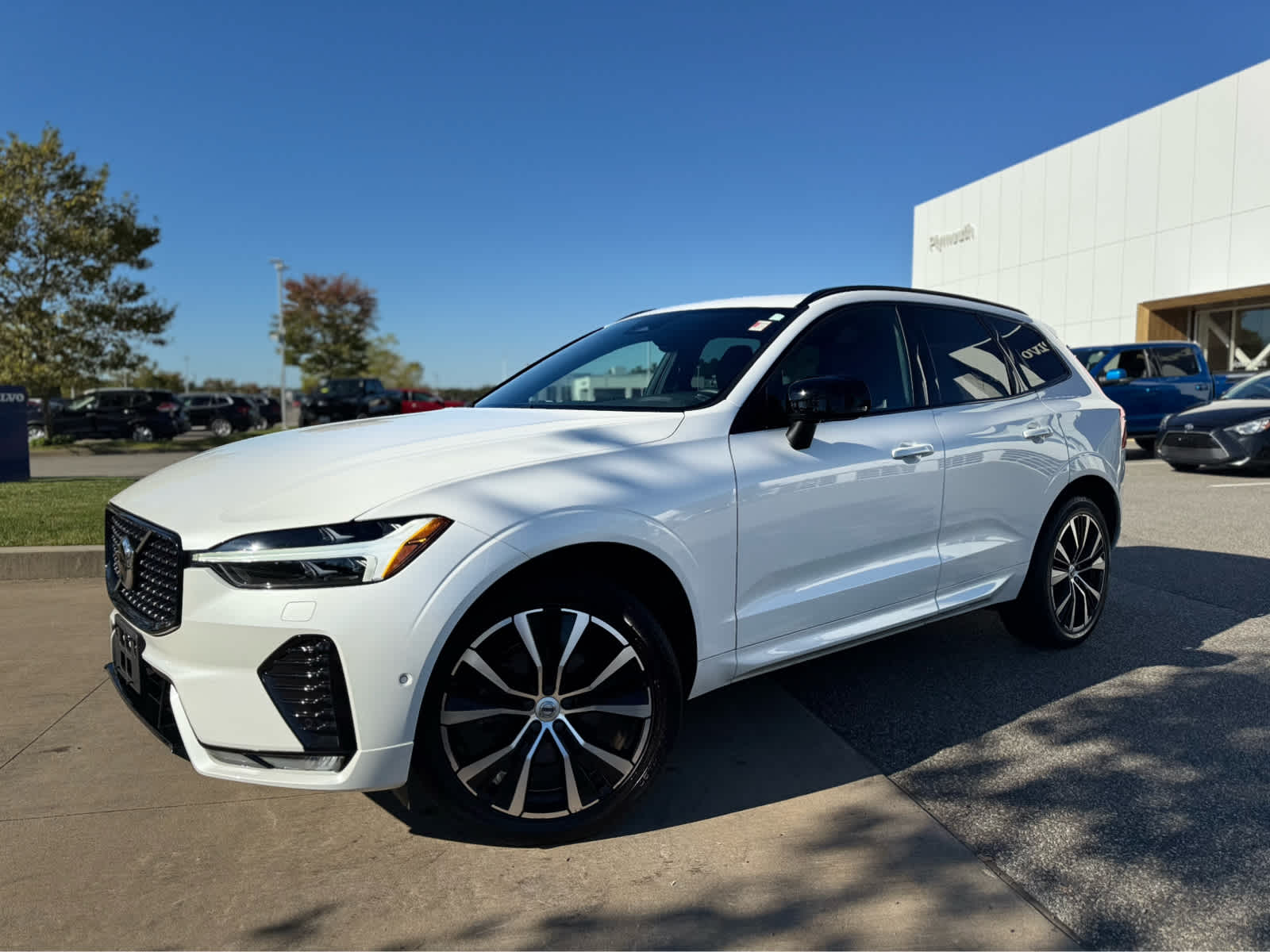 2023 Volvo XC60 B5 Plus photo 2