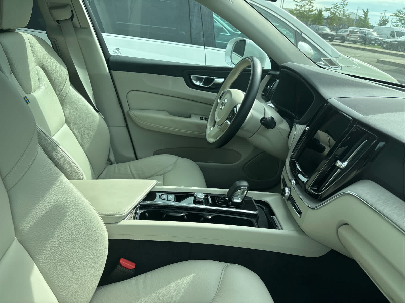 2023 Volvo XC60 B5 Plus photo 2