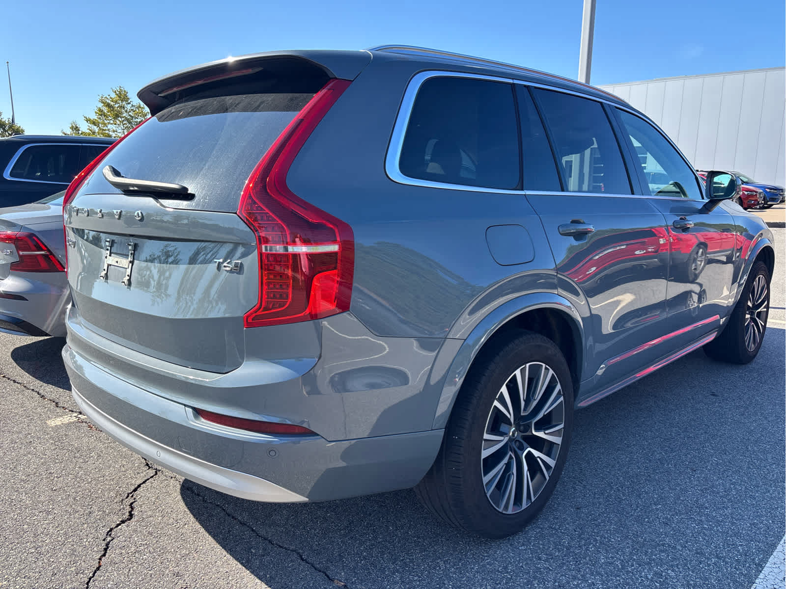 2022 Volvo XC90 T6 AWD Momentum photo 3