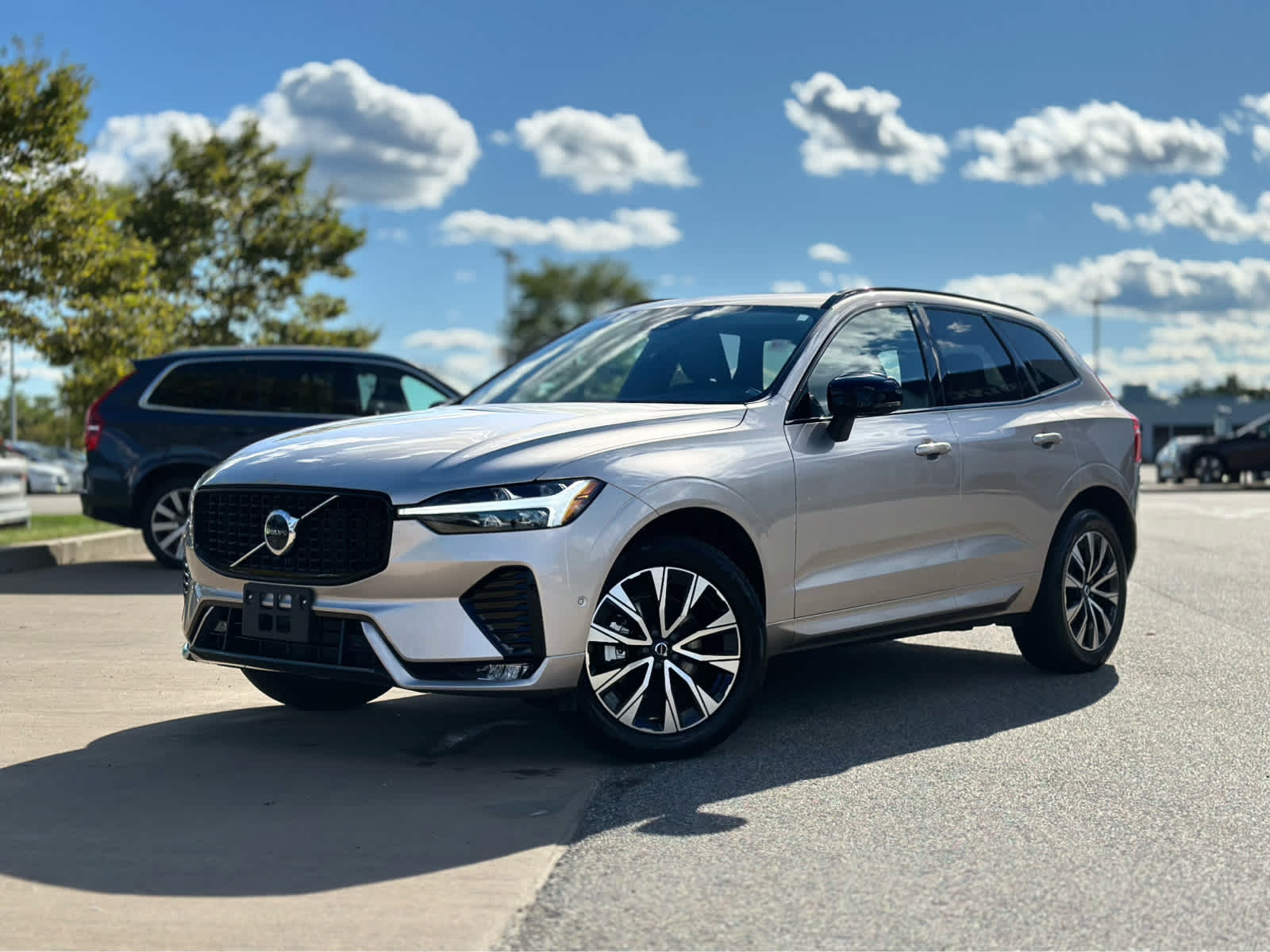 2025 Volvo XC60 B5 Plus photo 2