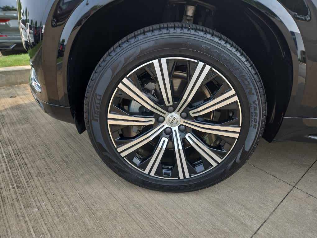 2025 Volvo XC90 B5 Core photo 4