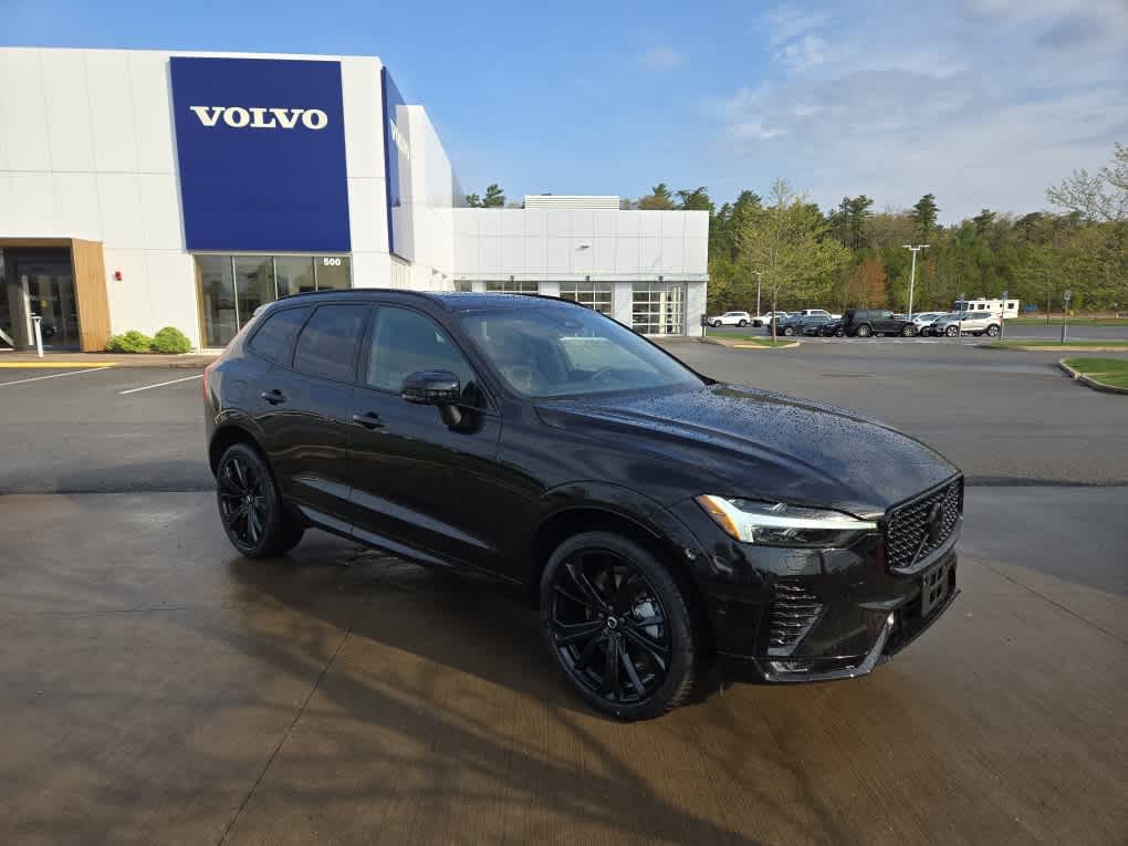 2025 Volvo XC60 B5 Black Edition photo 2