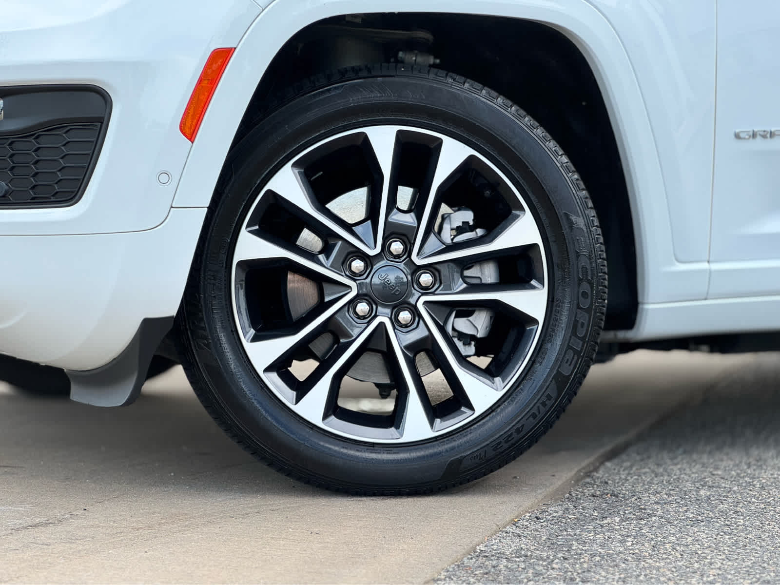 2023 Jeep Cherokee Overland 4xe photo 4