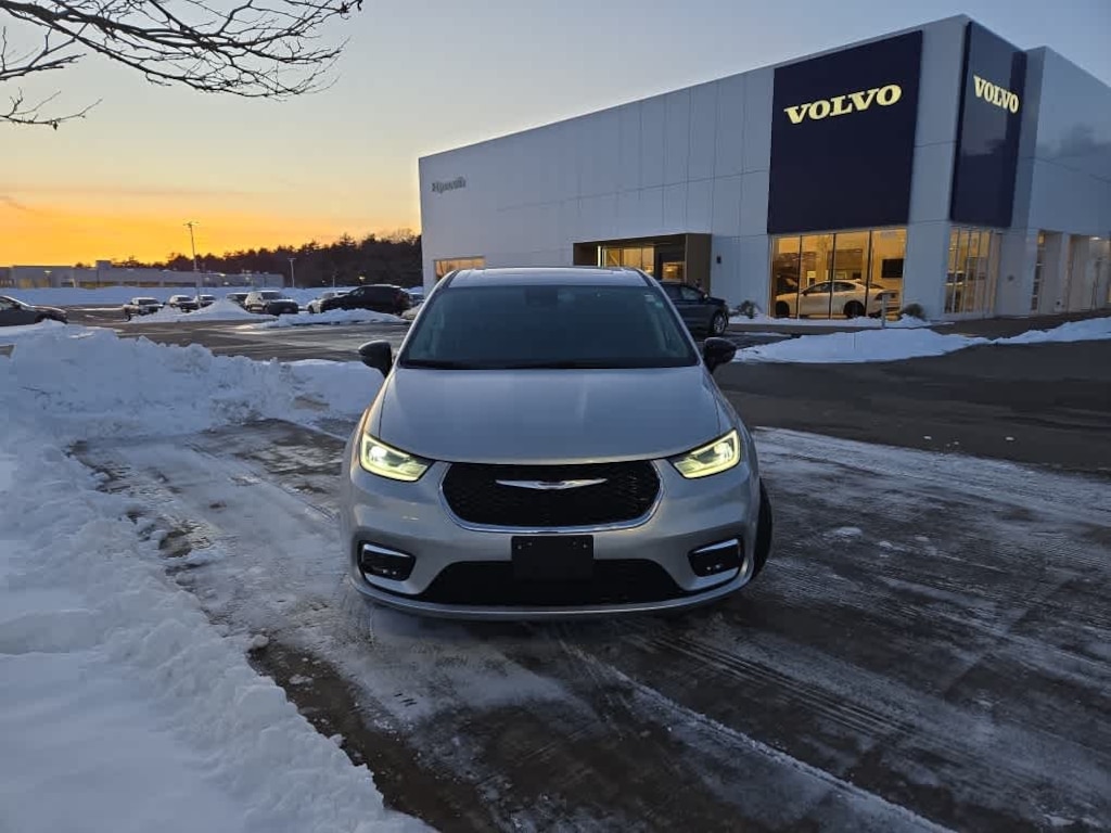 Used 2024 Chrysler Pacifica Limited Van Passenger Van