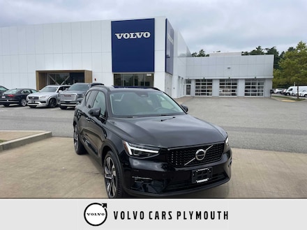 2025 Volvo XC40 B5 Plus Dark Theme SUV