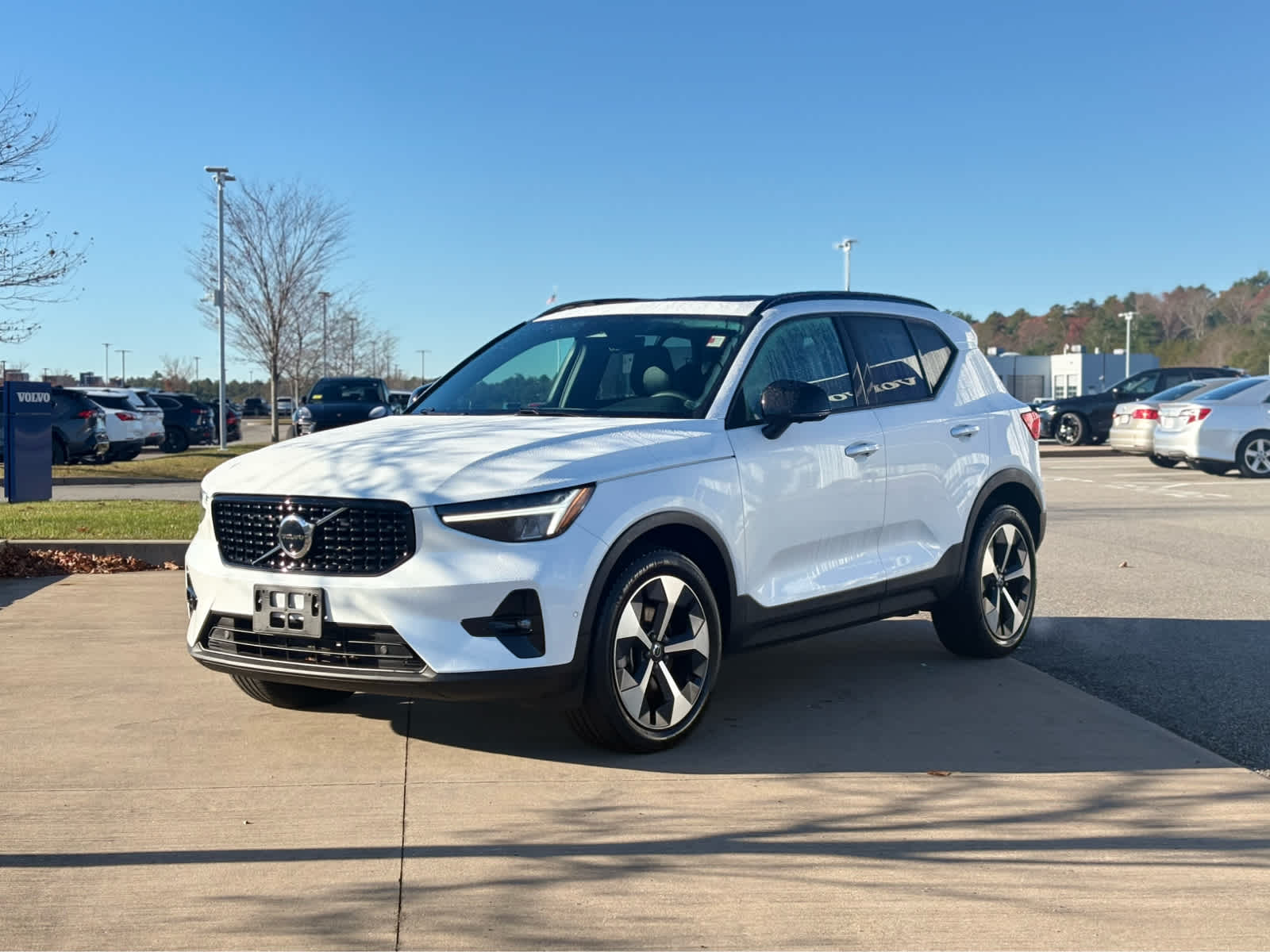 2023 Volvo XC40 AWD Plus photo 2