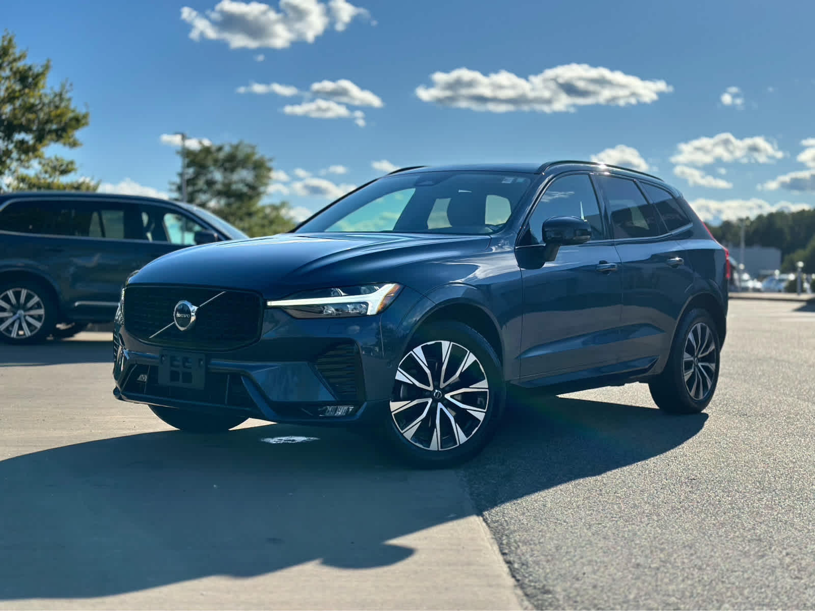 2023 Volvo XC60 B5 Plus photo 2