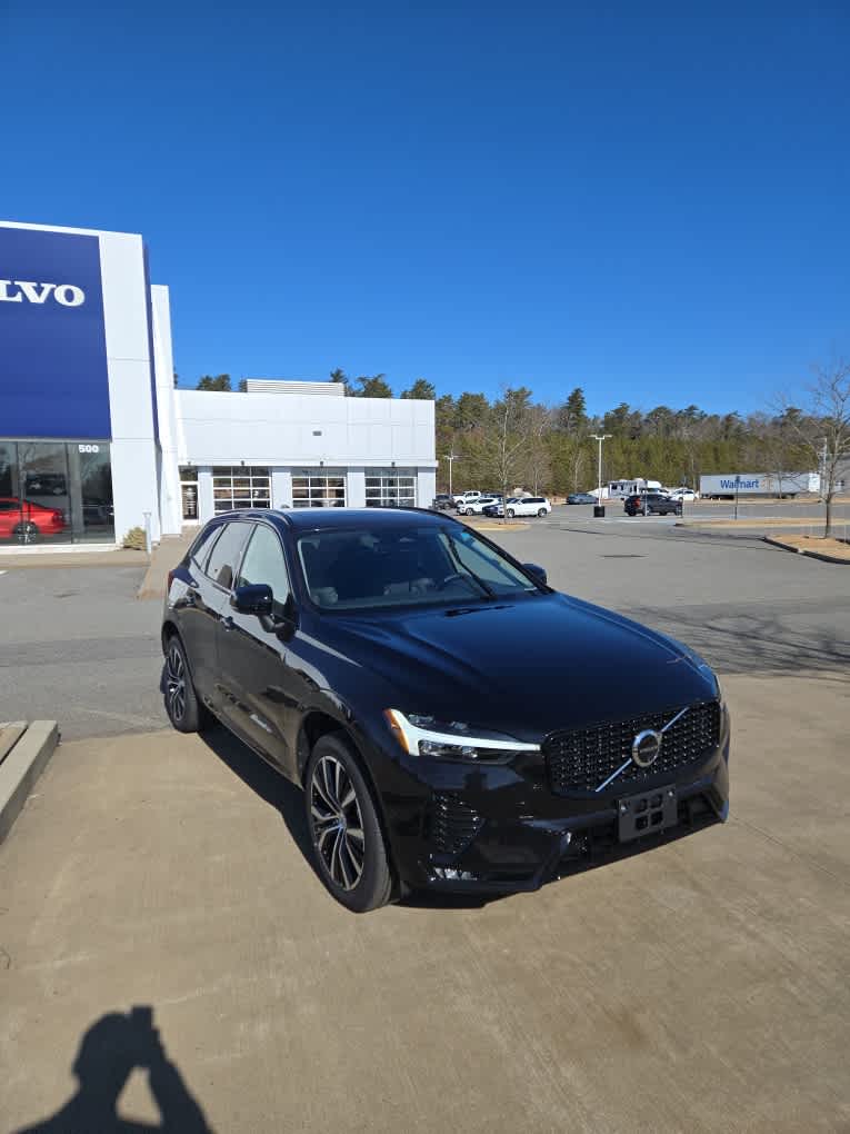 2025 Volvo XC60 B5 Plus photo 2