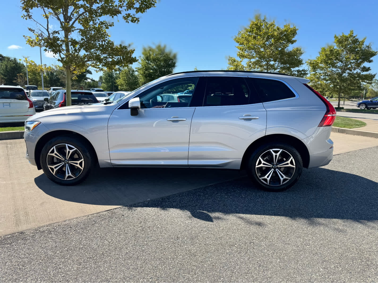 2022 Volvo XC60 B5 Momentum photo 3