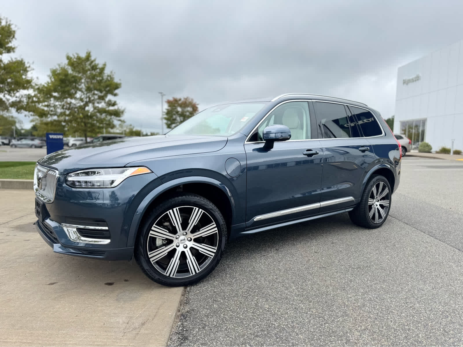 2024 Volvo XC90 T8 Plus photo 2