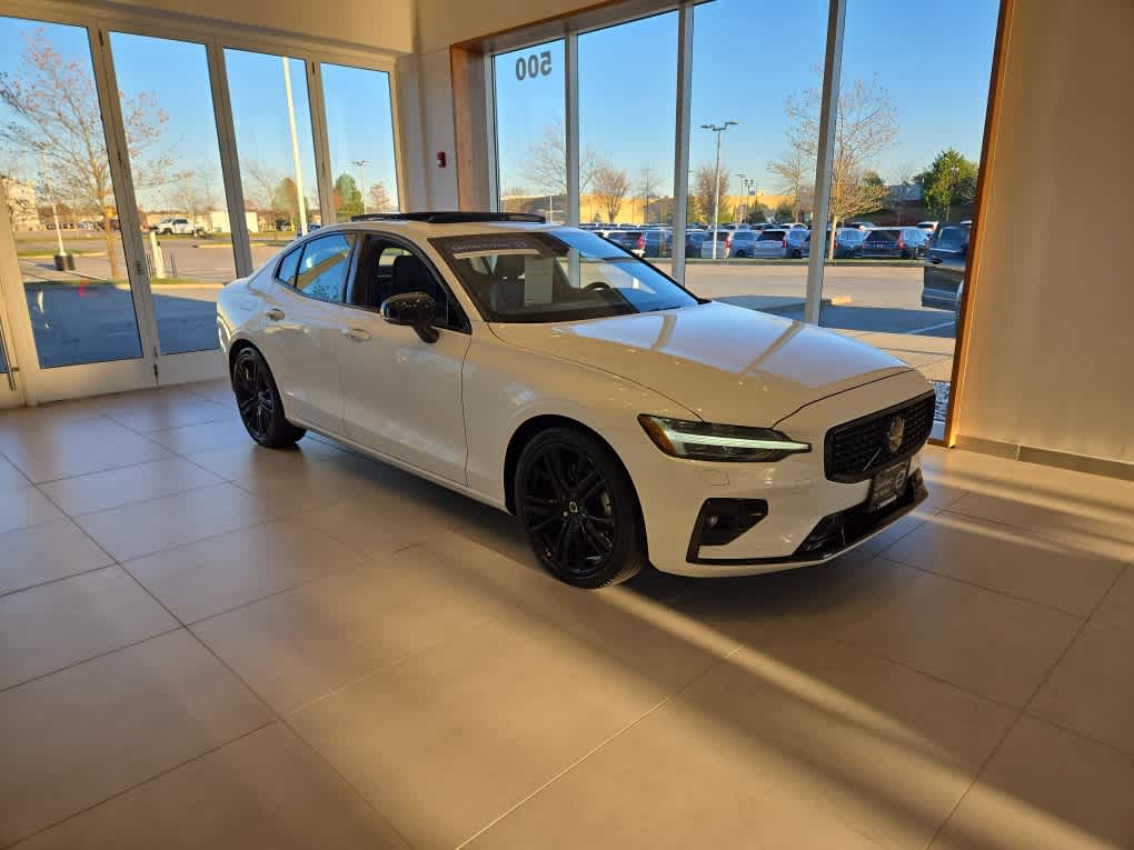 2023 Volvo S60 B5 AWD Plus Black Edition photo 2