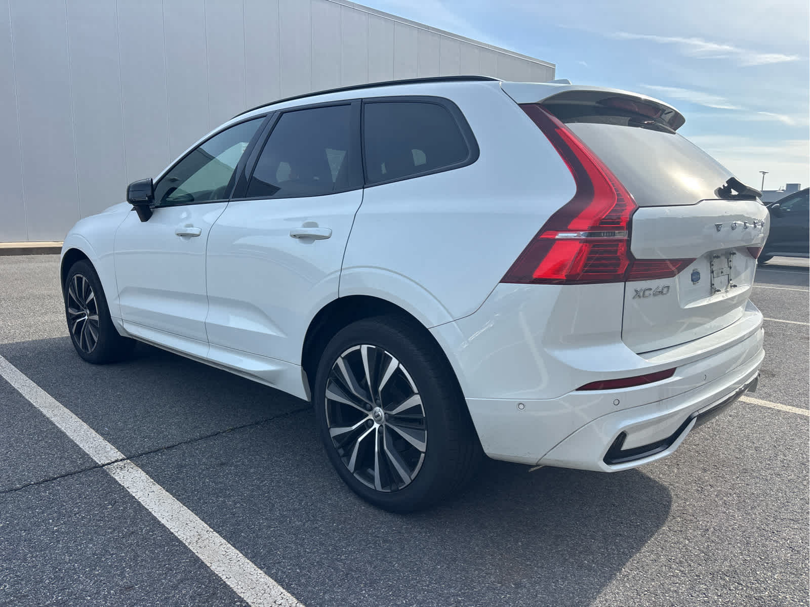 2023 Volvo XC60 B5 Plus photo 3