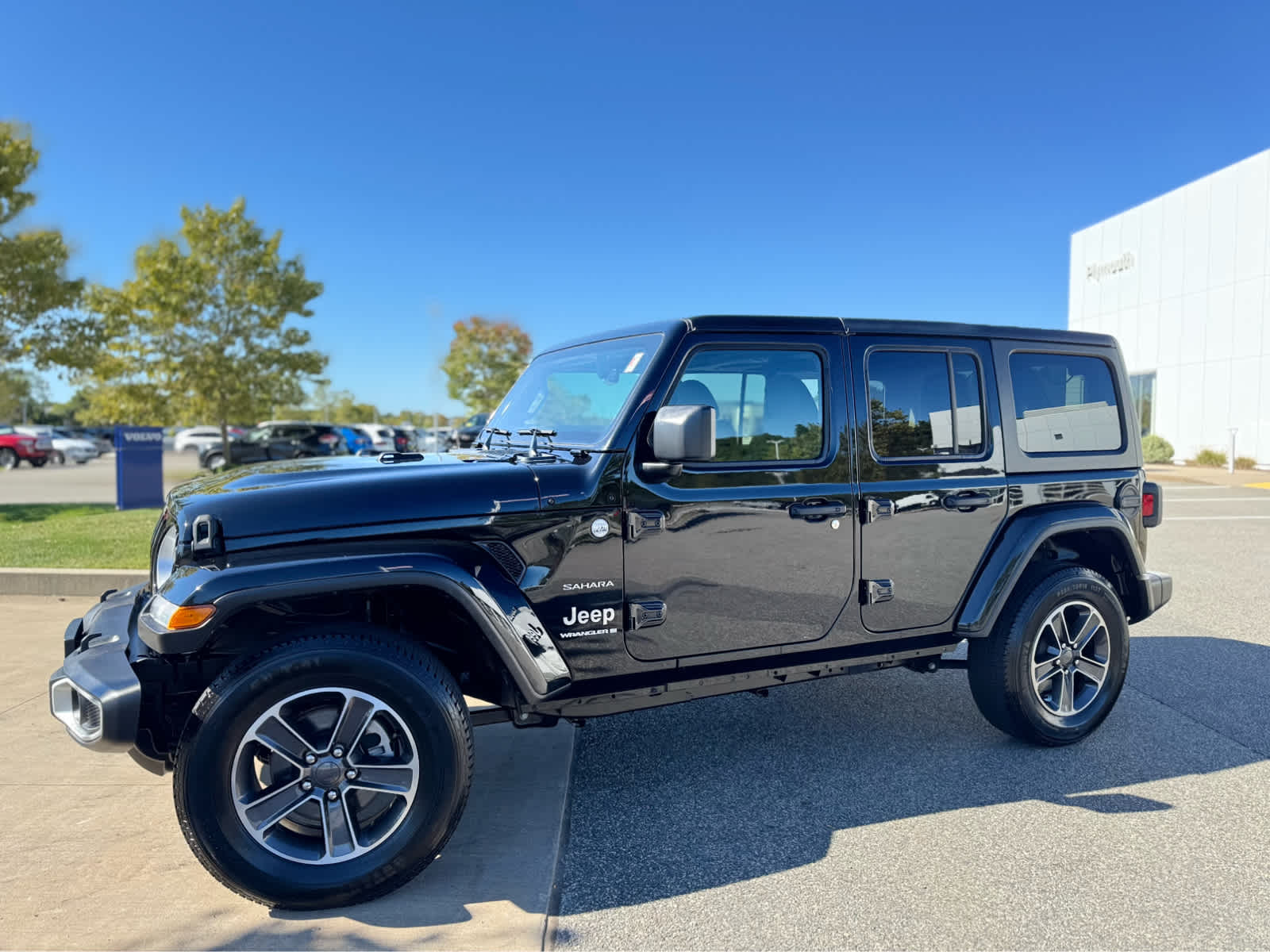2023 Jeep Wrangler Sahara photo 2