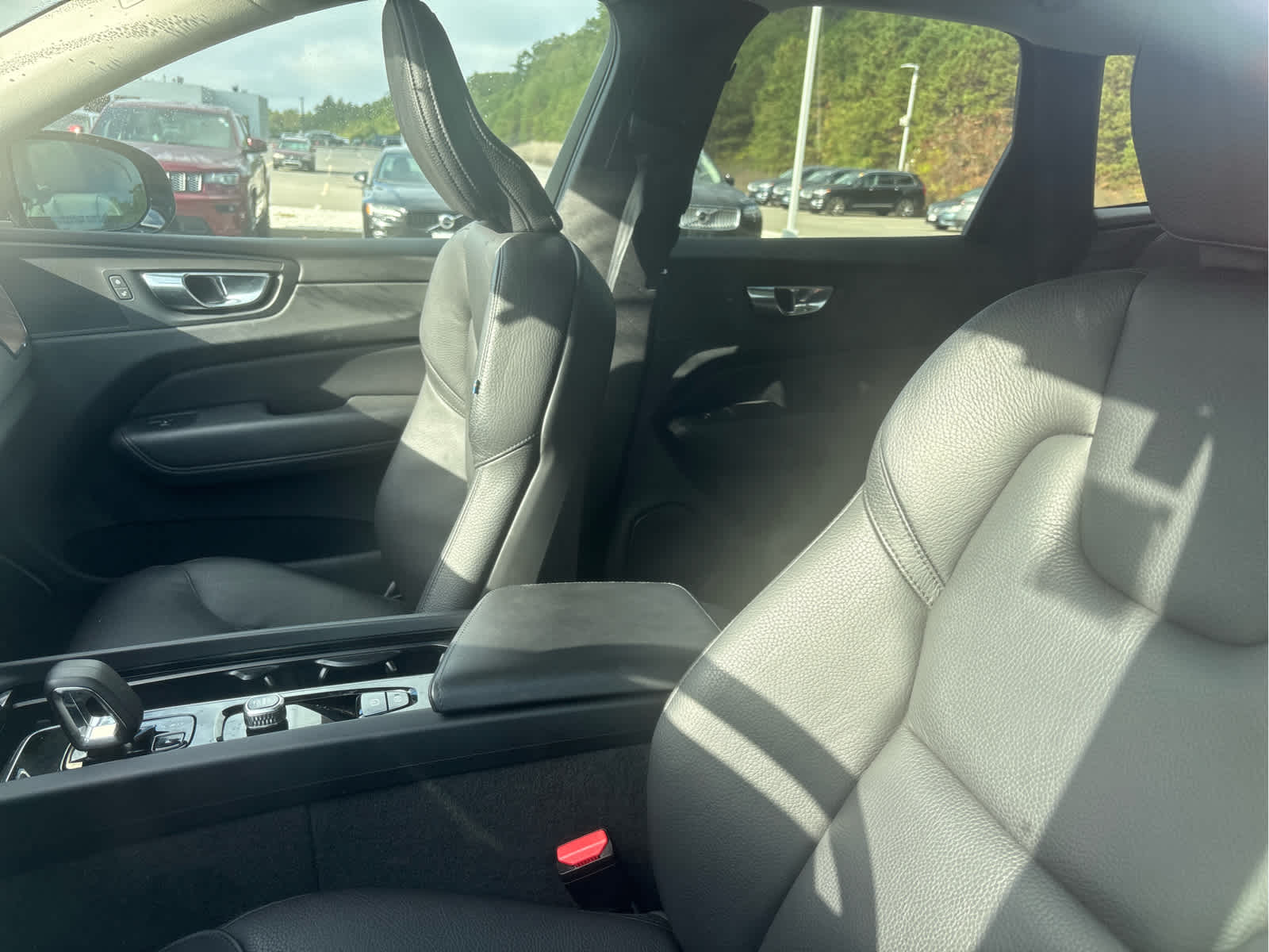 2023 Volvo XC60 B5 Plus photo 2