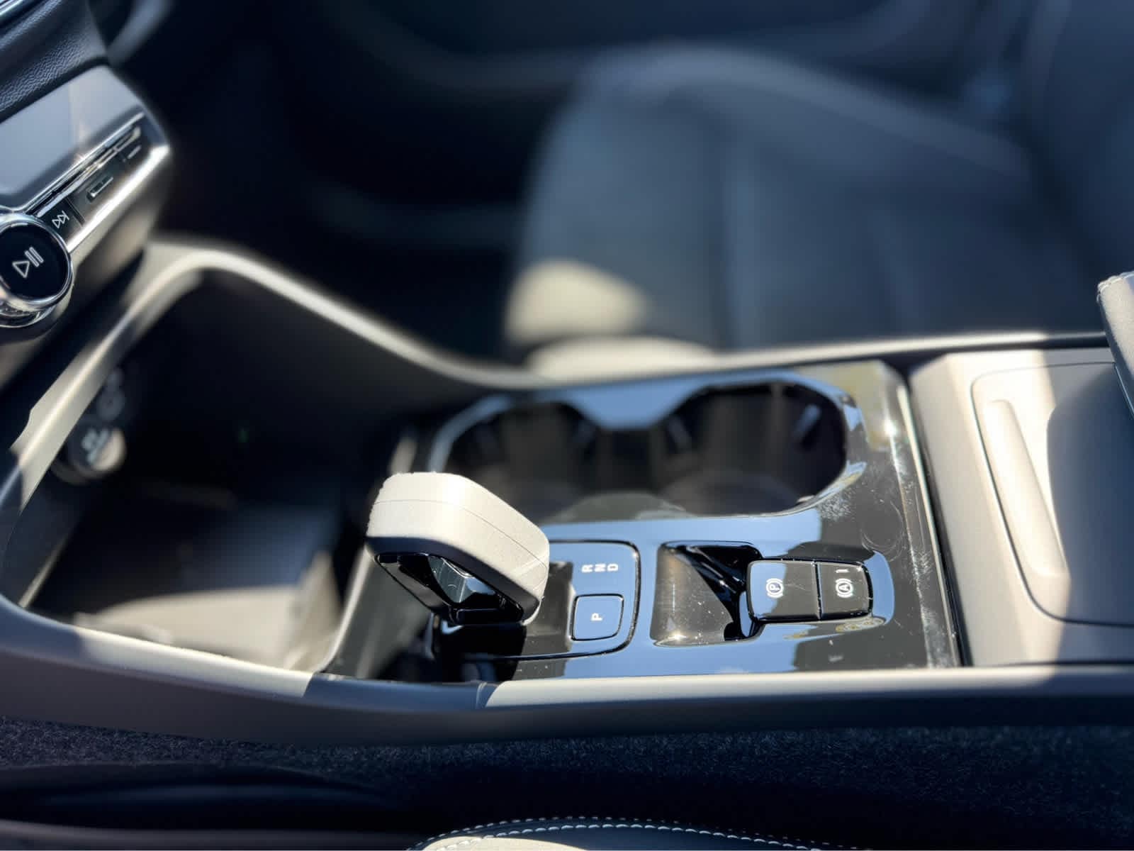2026 Volvo XC40 Ultra Black Edition - Photo 13