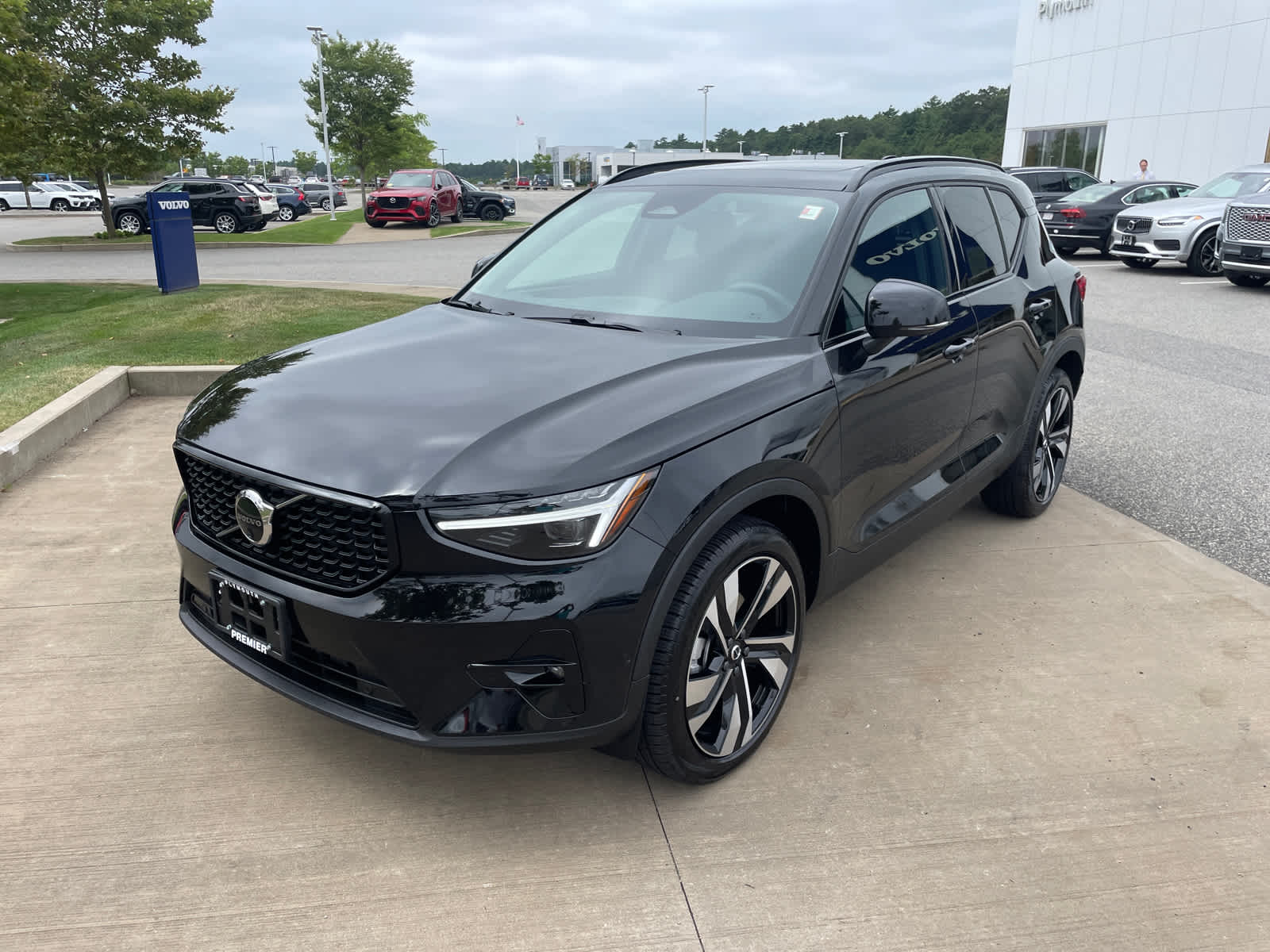 2025 Volvo XC40 Plus photo 2