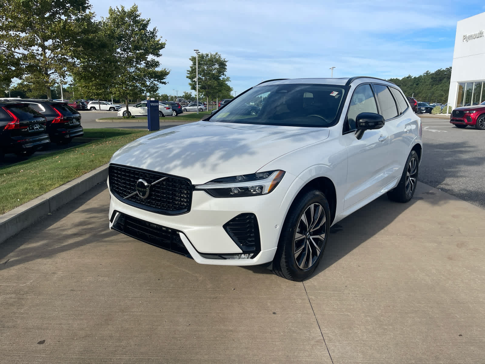 2025 Volvo XC60 B5 Plus photo 4