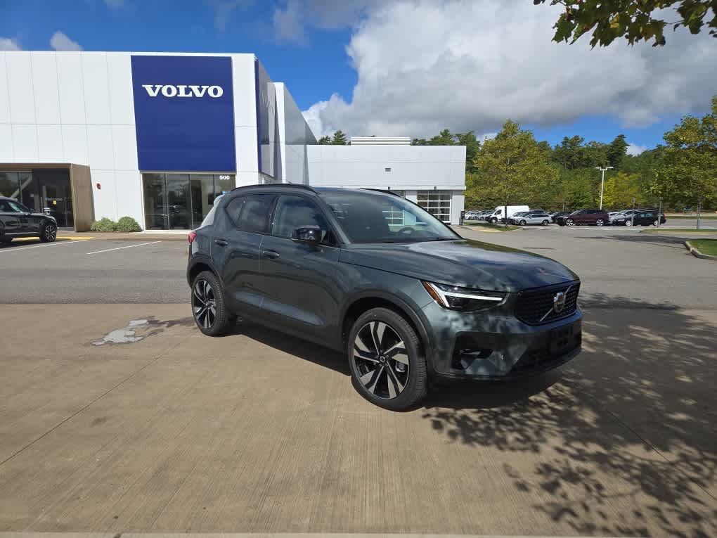 2026 Volvo XC40 photo 2