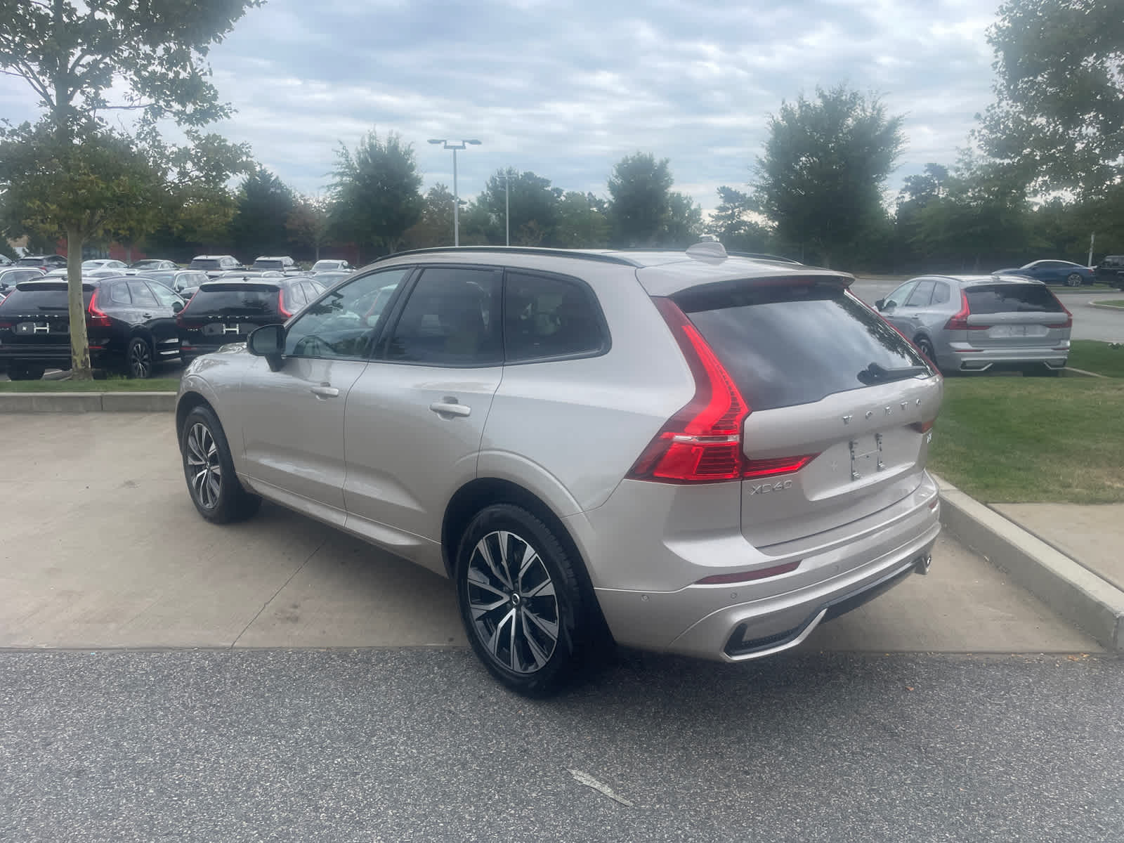 2025 Volvo XC60 B5 Plus photo 2