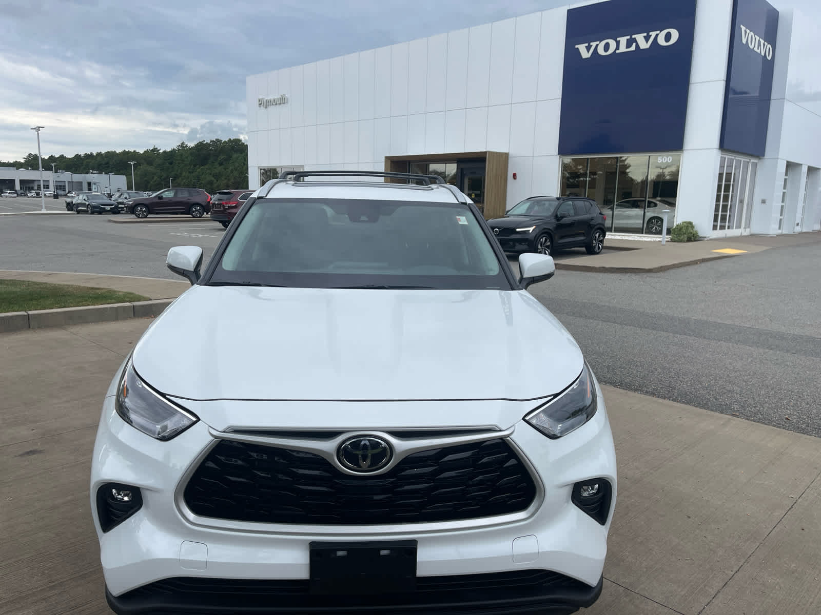 2022 Toyota Highlander XLE photo 2