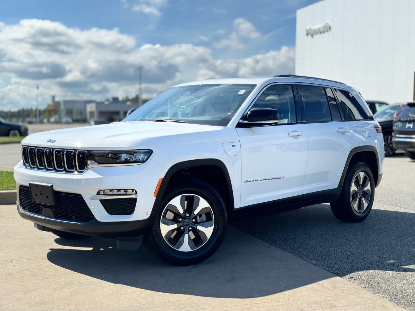 2023 Jeep Cherokee Base photo 2
