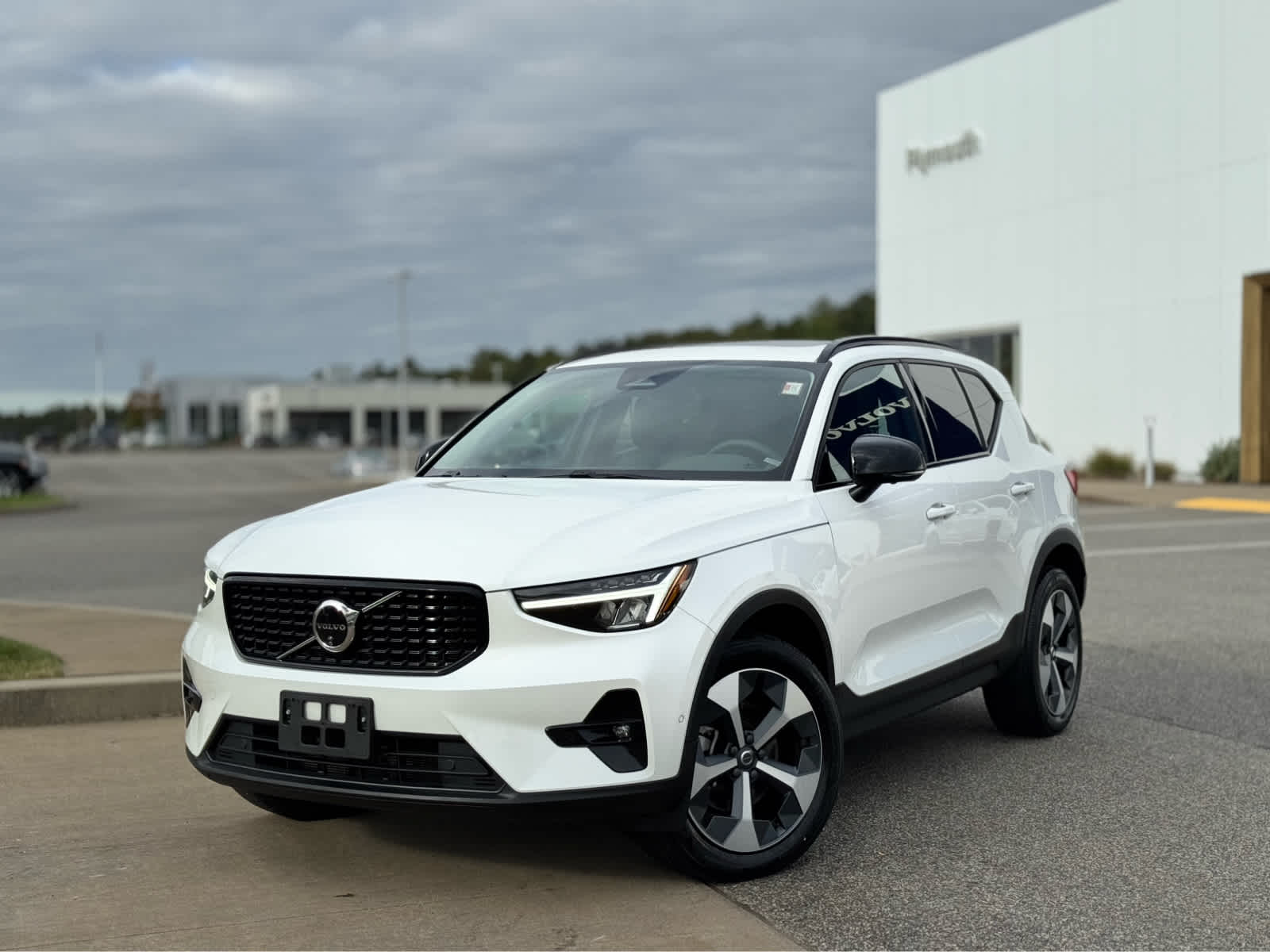 2024 Volvo XC40 Plus photo 3