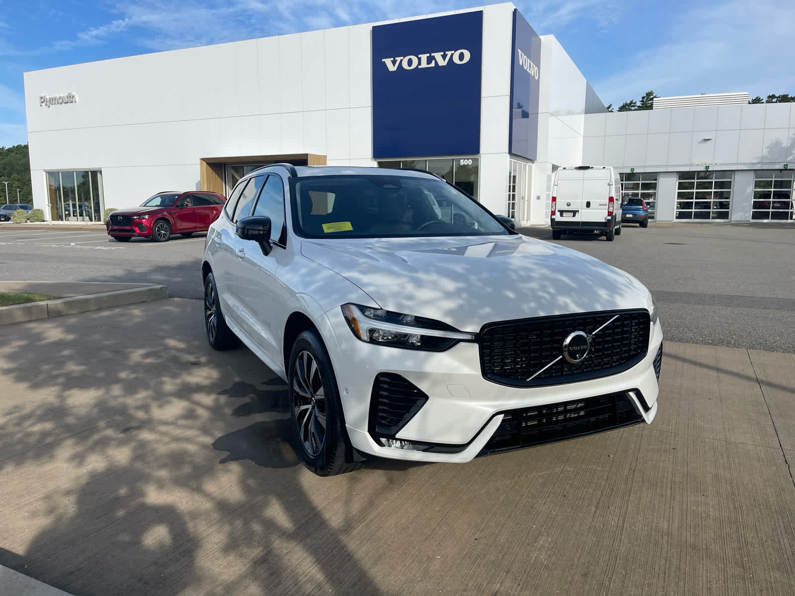 2025 Volvo XC60 B5 Plus photo 2