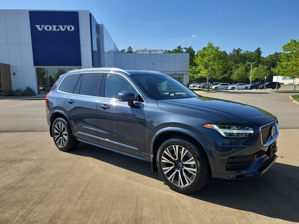 2022 Volvo XC90 T6 AWD Momentum photo 2
