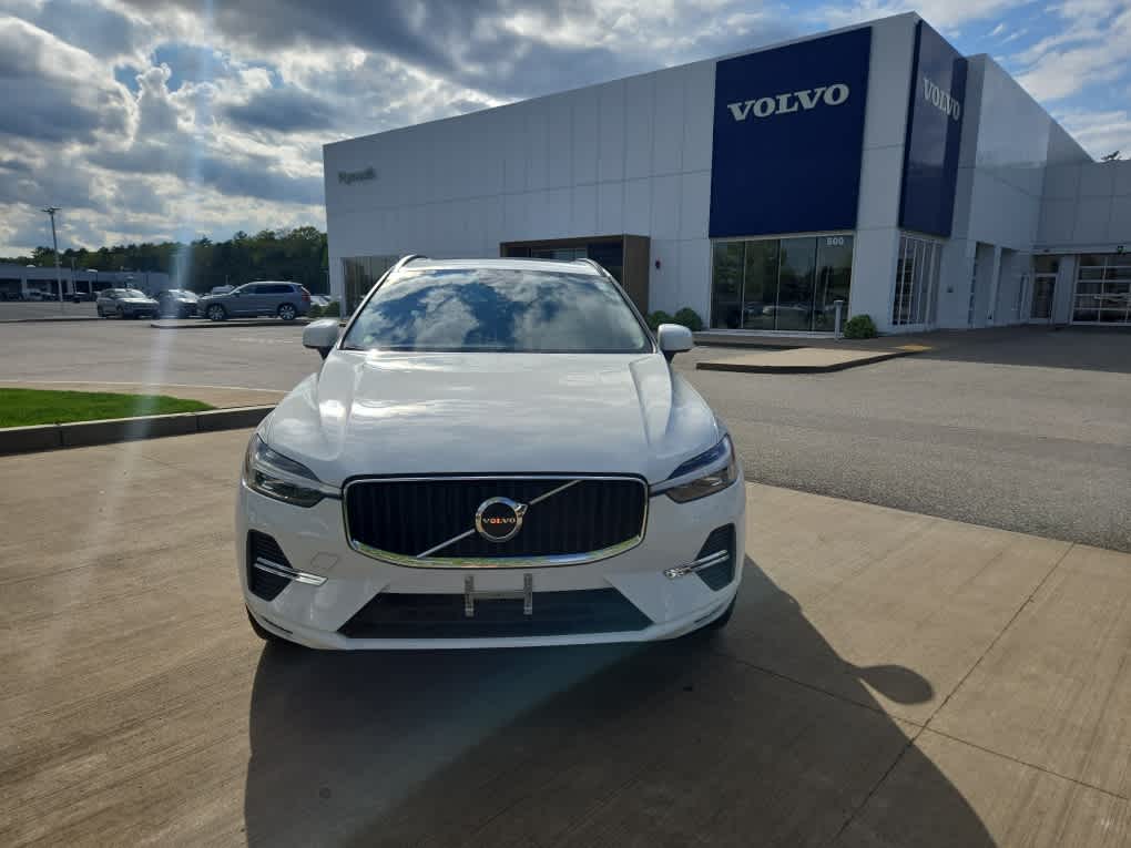 2022 Volvo XC60 B5 Momentum photo 3