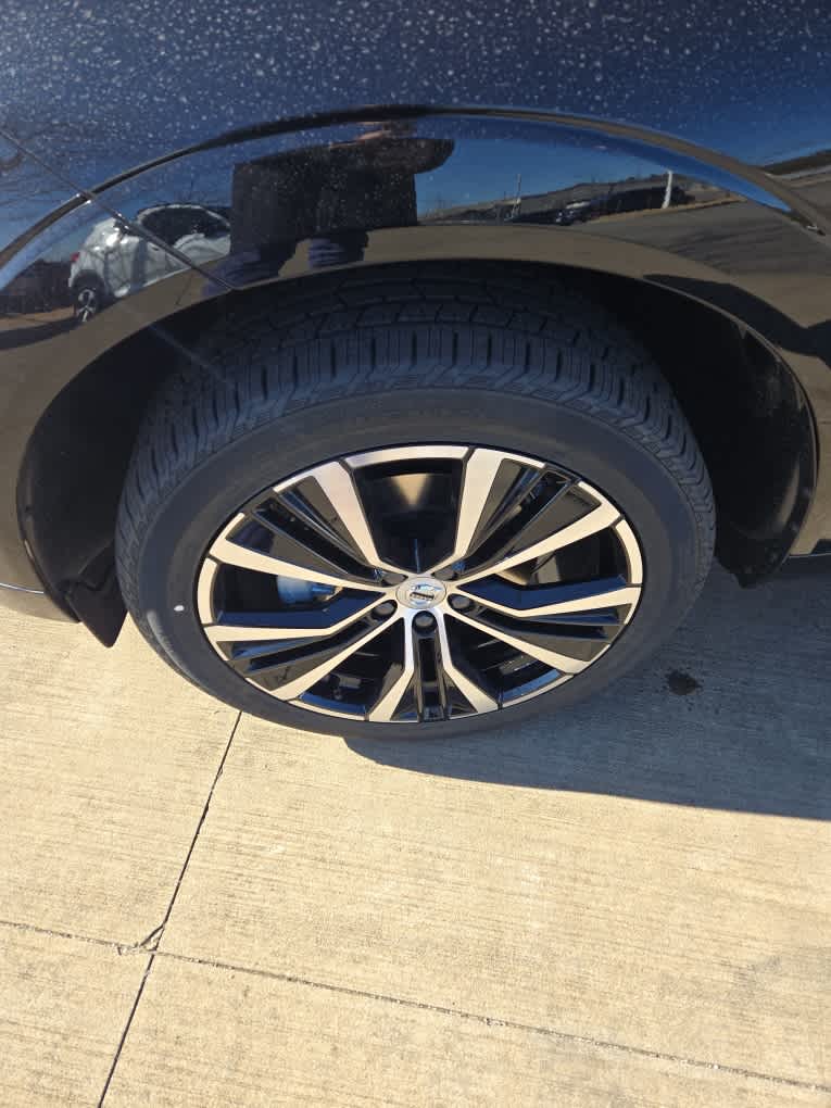2025 Volvo XC60 B5 Plus photo 4