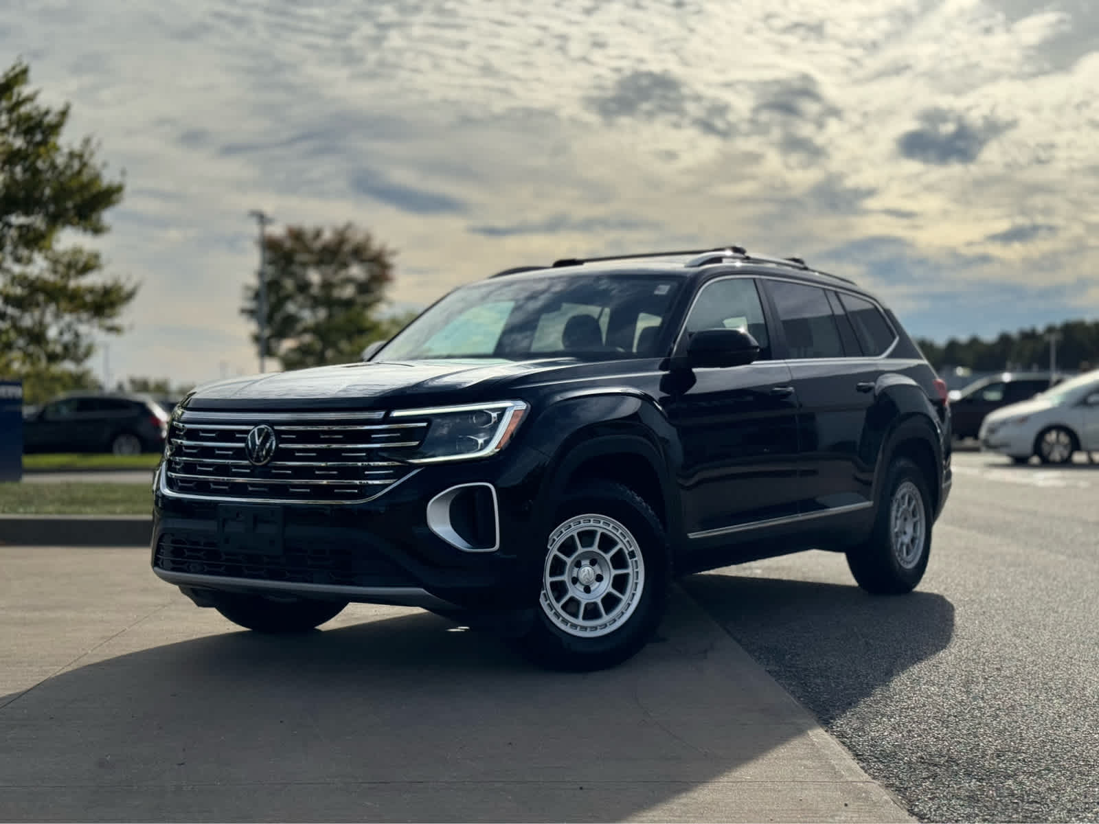 2024 Volkswagen Atlas SEL photo 2