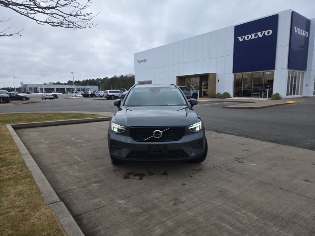 New 2026 Volvo XC40 B5 Core SUV